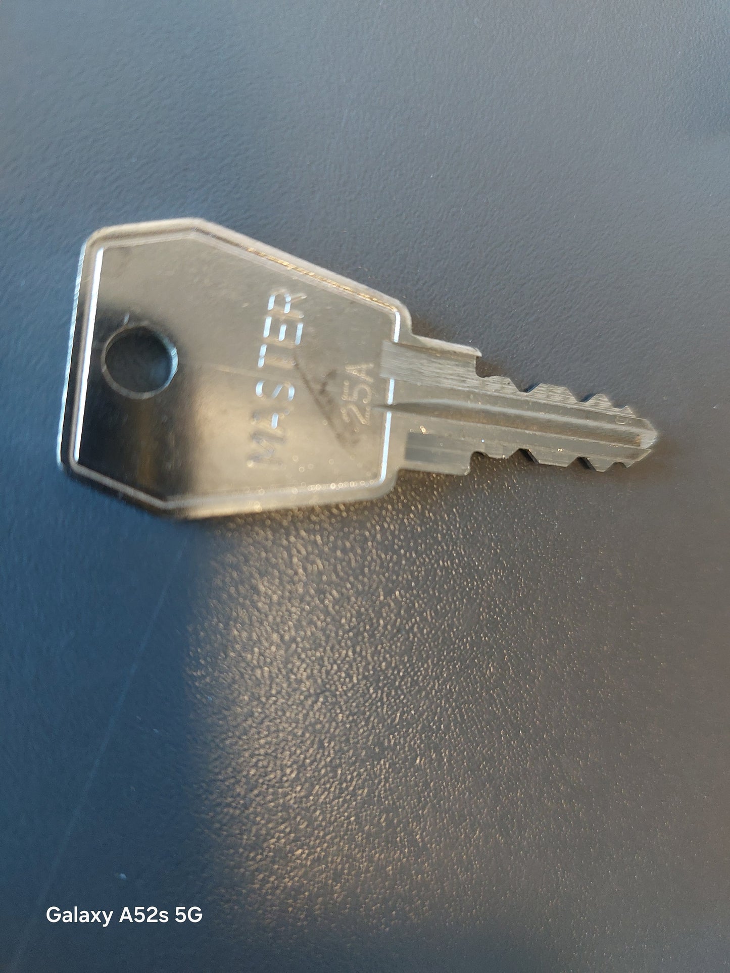 BBK briefkast slot, BBK Ede passend type T015, met haak en vlakke sluitplaat, onder master 25A postkast/ brievenbusslot